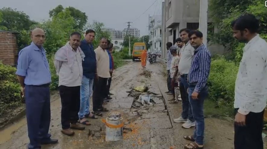 Birthday of broken road was celebrated in Manvakheda village of Udaipur villagers protested in new way