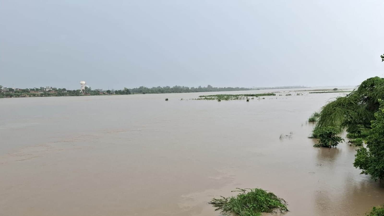 haryana flood River water left sand in the fields, potholes on the road, land erosion continues