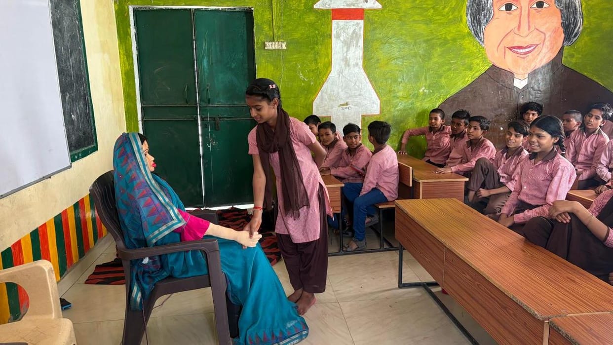 Jhansi: Teacher invented AI teacher Suman, she answers every question of the children by moving her lips
