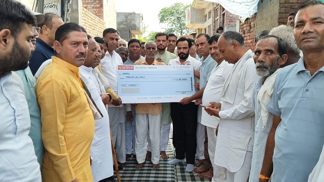 Three daughters died due to house collapse in Kalinga village in Bhiwani, administration handed over cheque