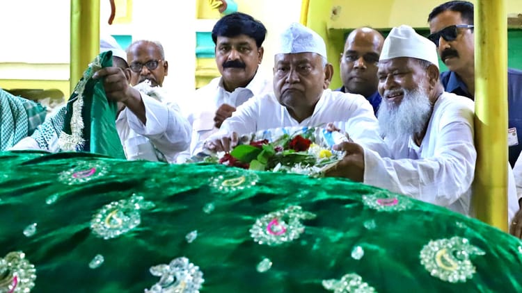 Bihar News: उर्स पर CM नीतीश कुमार ने की चादरपोशी, राज्य में अमन, चैन और तरक्की की मांगी दुआ