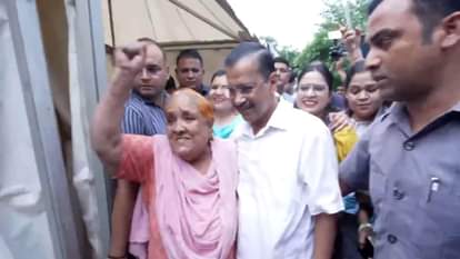 बाढ़ पीड़ितों से मिले अरविंद केजरीवाल