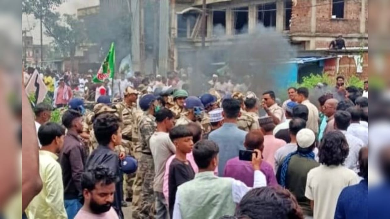 Eid-ul-Miladunnabi: Ruckus created due to uprooting of Islamic flag, angry people blocked road in protest