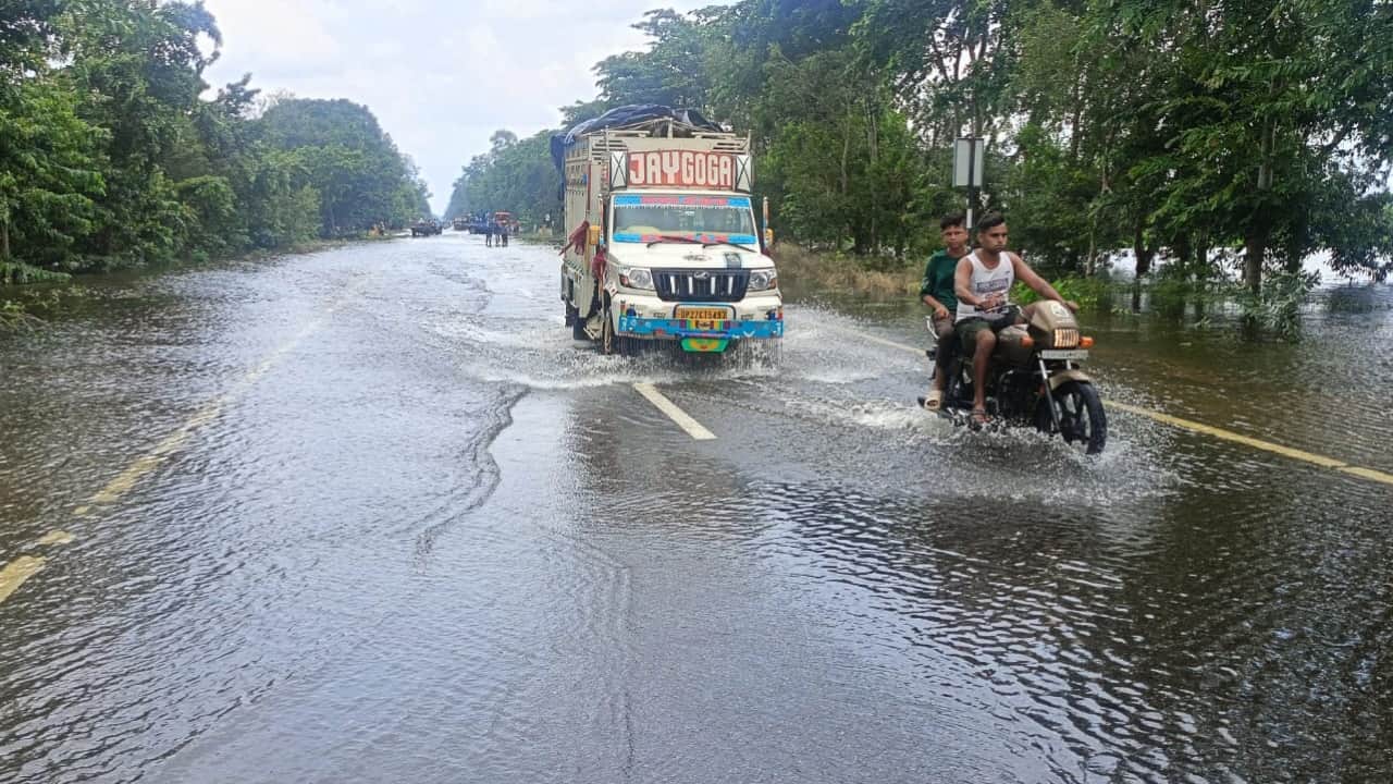UP Floods wreak havoc hundreds of villages become islands water filled in colonies in Agra-Mathura