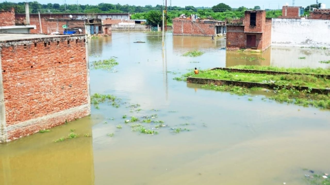 Flood water enters in Shahjahanpur medical college patients shifted