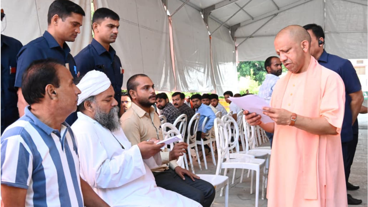 CM Yogi heard the problems of 200 people in the public darshan of Gorakhpur Gorakhnath temple