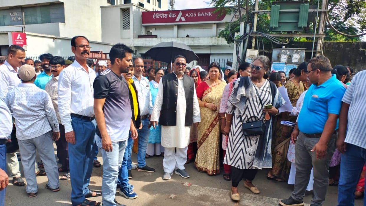 Jharkhand News: Anger erupted on streets on Teachers' Day, teachers burnt copies of DSE's order