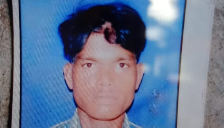 Kanpur During a bull fight young man fell into a pond along with his bicycle and died by drowning