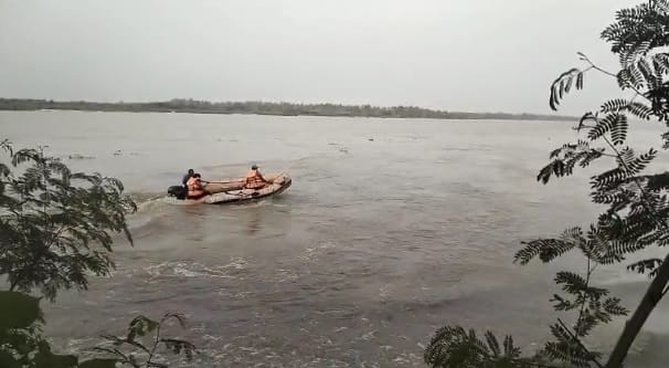Kanpur Two teenagers drowned in Ganga Ghat third one rescued police and divers engaged in search
