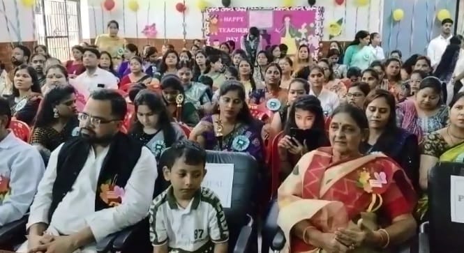 Kanpur 30 teachers honored on Teachers Day chief guest praised the contribution of honored teachers