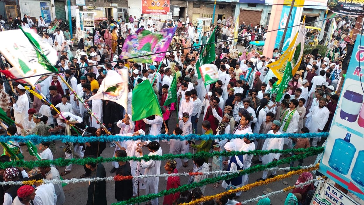 Mahoba Procession taken out with enthusiasm on Eid Miladunnabi people kept walking with green flags in hands
