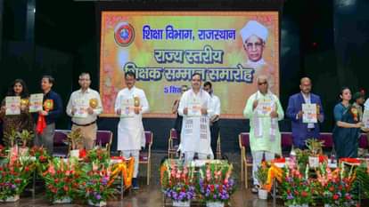 कार्यक्रम में पुस्तक का विमोचन करते मुख्यमंत्री भजनलाल शर्मा और अन्य।