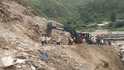 क्वारब पर इस तरह आवाजाही कर रहे हैं लोग। संवाद