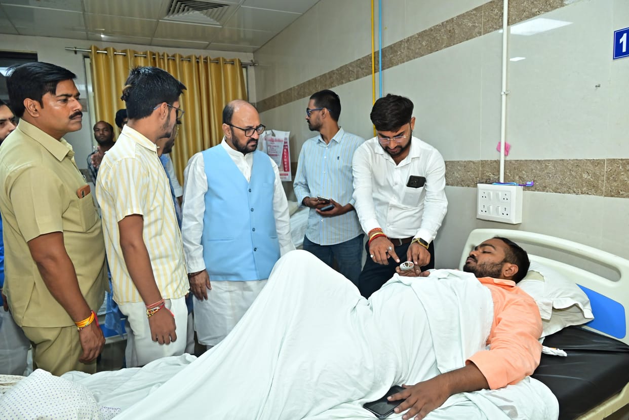 Lucknow: Higher Education Minister met the injured students, inquired about their well-being