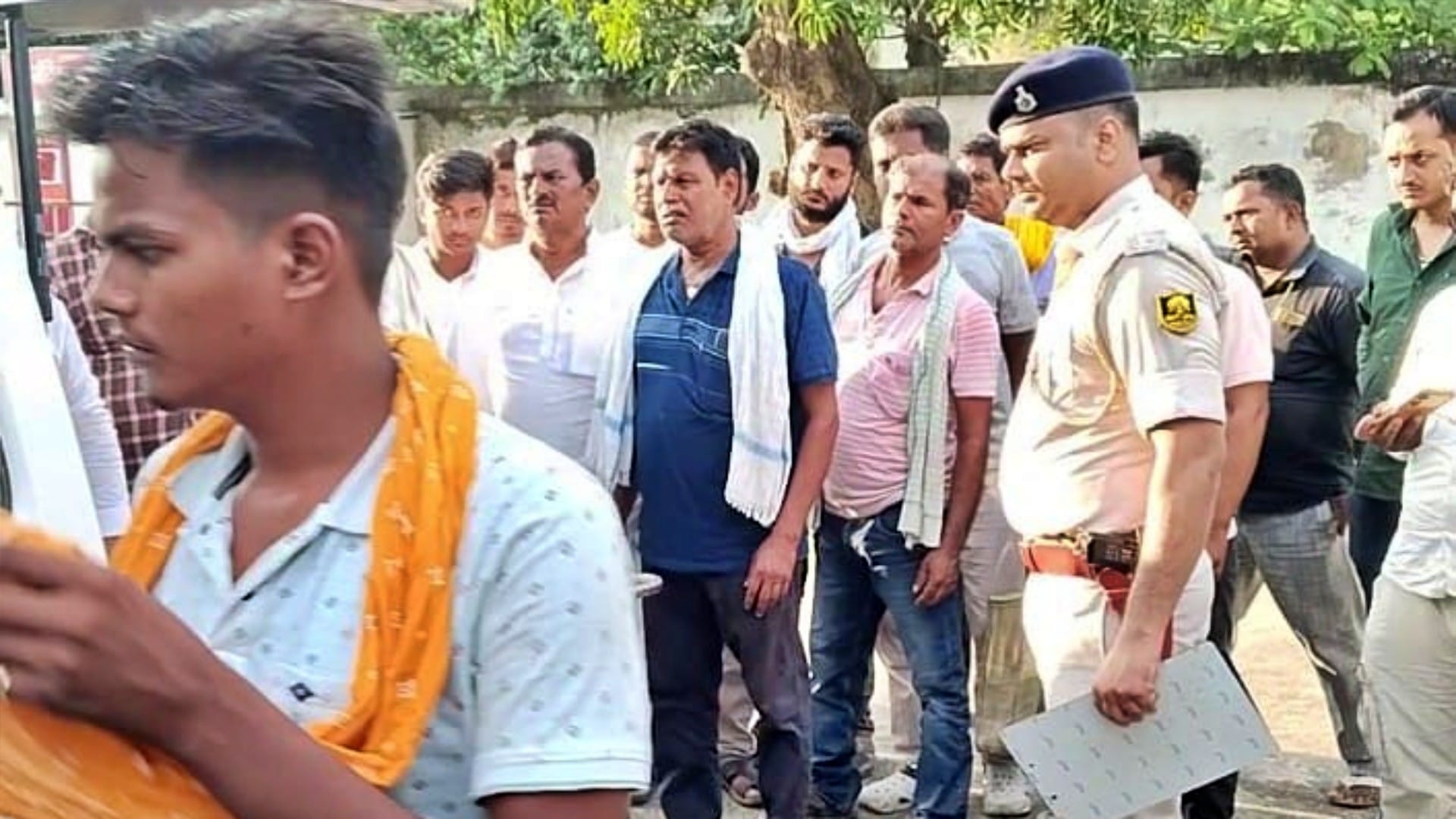 घटनास्थल पर छानबीन करती पुलिस तथा वहां खड़े स्थानीय