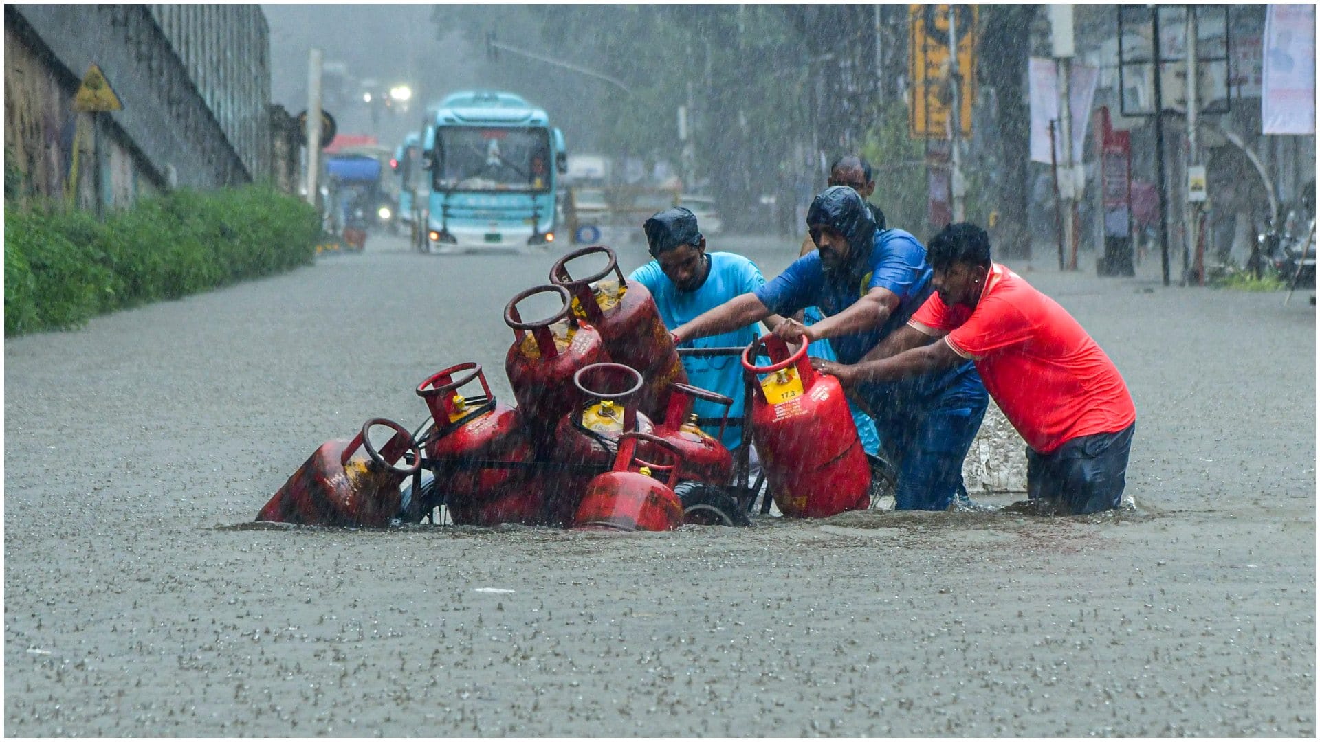 Heavy Rain in Maharashtra waterlogging in many parts of Mumbai; Monorail stopped midway Know all updates
