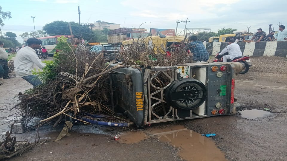 Truck stuck in a pit in Khair