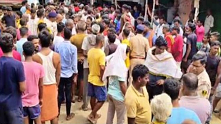 Bihar News: तेज रफ्तार हाइवा ट्रक ने बुजुर्ग को कुचला, मौके पर मौत; ग्रामीणों ने जाम लगाकर ठप किया यातायात