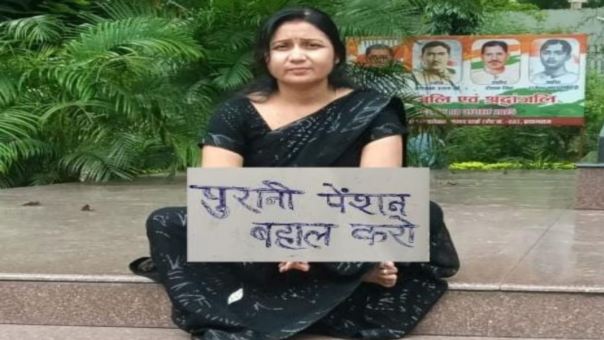 Women teachers sit on fast demanding old pension, stage protest at Azad Park