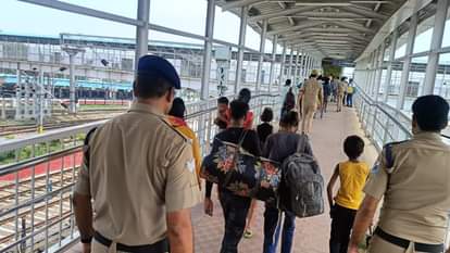 प्रयागराज जंक्शन पर सीमांचल एक्सप्रेस  में छापेमारी कर उतारे गए बच्चे।