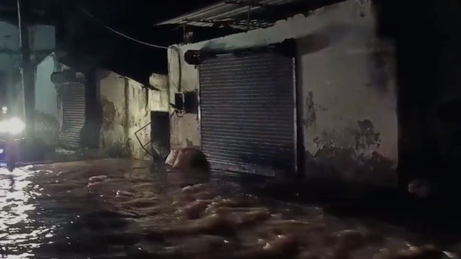 Ajmer News: Boraj pond embankment breached, water entered over 1,000 houses, tears shed during rescue