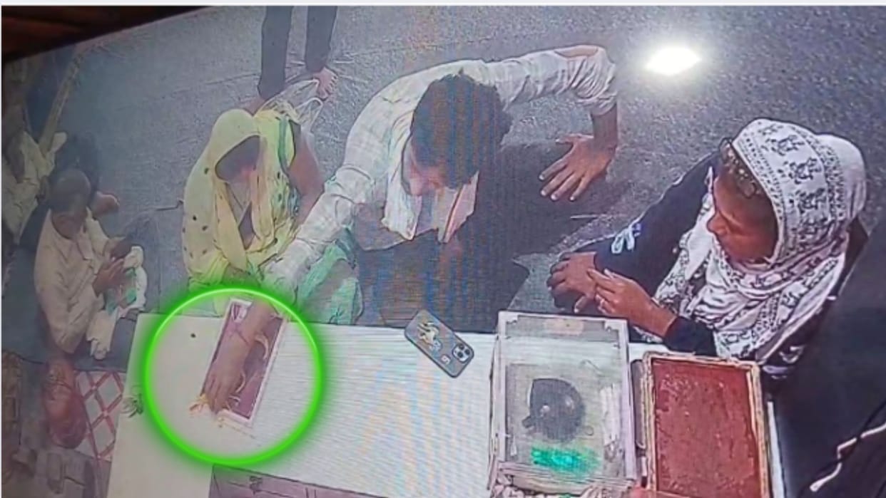 thieves ran away with gold necklace from jewellery shop in azamgarh