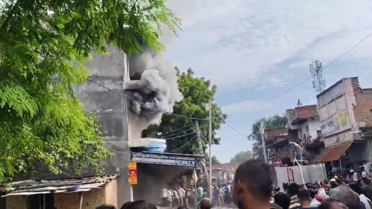 Heavy damage due to massive fire in electronic shop, three-storey warehouse also engulfed