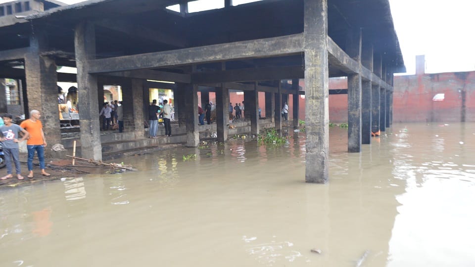 flood in up yamuna water level raised and touch of taj mahal boundary in agra