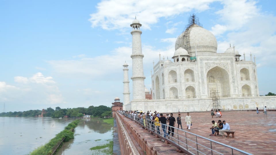 flood in up yamuna water level raised and touch of taj mahal boundary in agra
