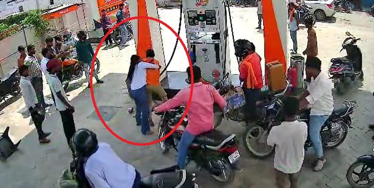 Two girls fight over not giving petrol without helmet