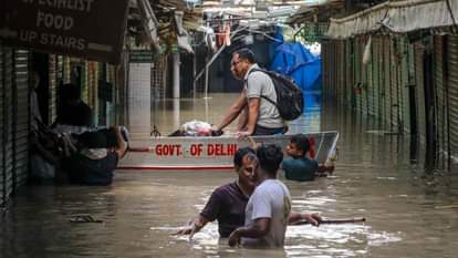 Delhi Flood Rain News live today update Yamuna still above danger mark and water in relief camps too