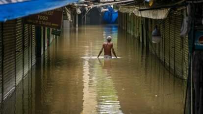 Delhi Flood Rain News live today update Yamuna still above danger mark and water in relief camps too
