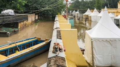 Delhi Flood Rain News live today update Yamuna still above danger mark and water in relief camps too