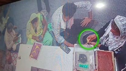 thieves ran away with gold necklace from jewellery shop in azamgarh
