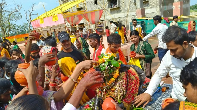 Bihar News: अनंत चतुर्दशी पर उमड़ा आस्था का सैलाब, देकुलीधाम में 1 लाख से अधिक श्रद्धालुओं ने किया जलाभिषेक