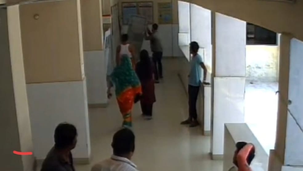 Bihar News: Chaos in government hospital, chief councillor and his associates accused of assault and vandalism