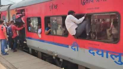 huge crowd gathered at Bareilly Junction after the PET exam