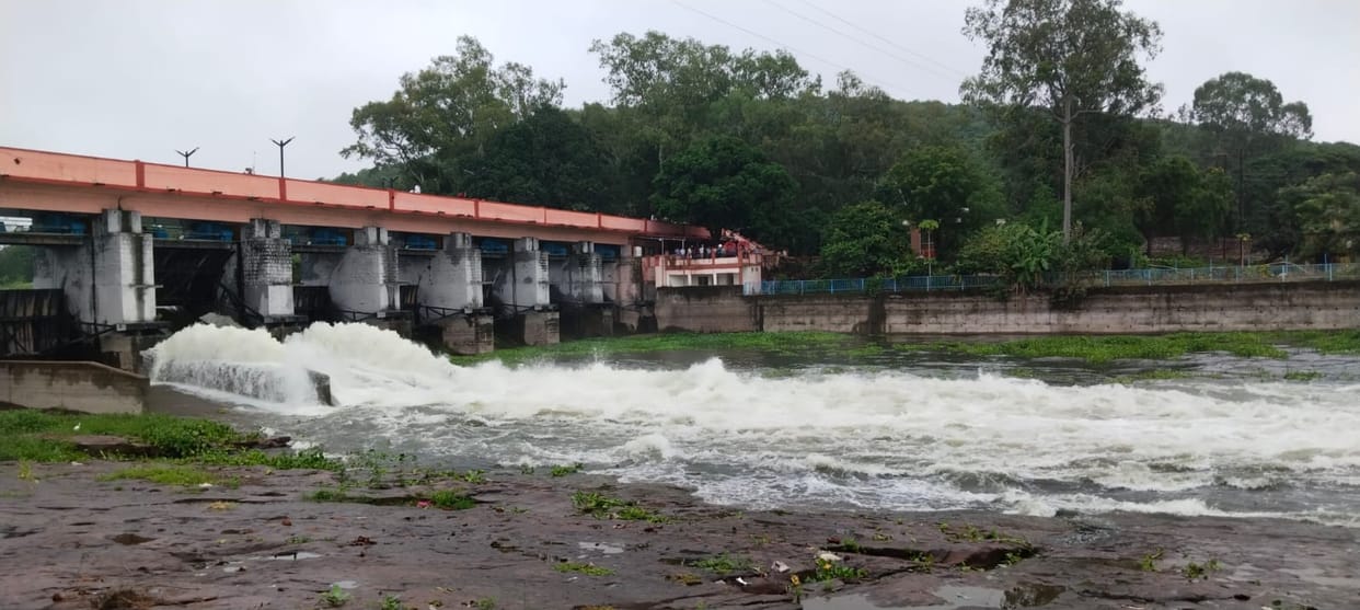 Bhopal: It has been raining in Bhopal since morning, the gate of Bhadbhada Dam opened for the first time in th