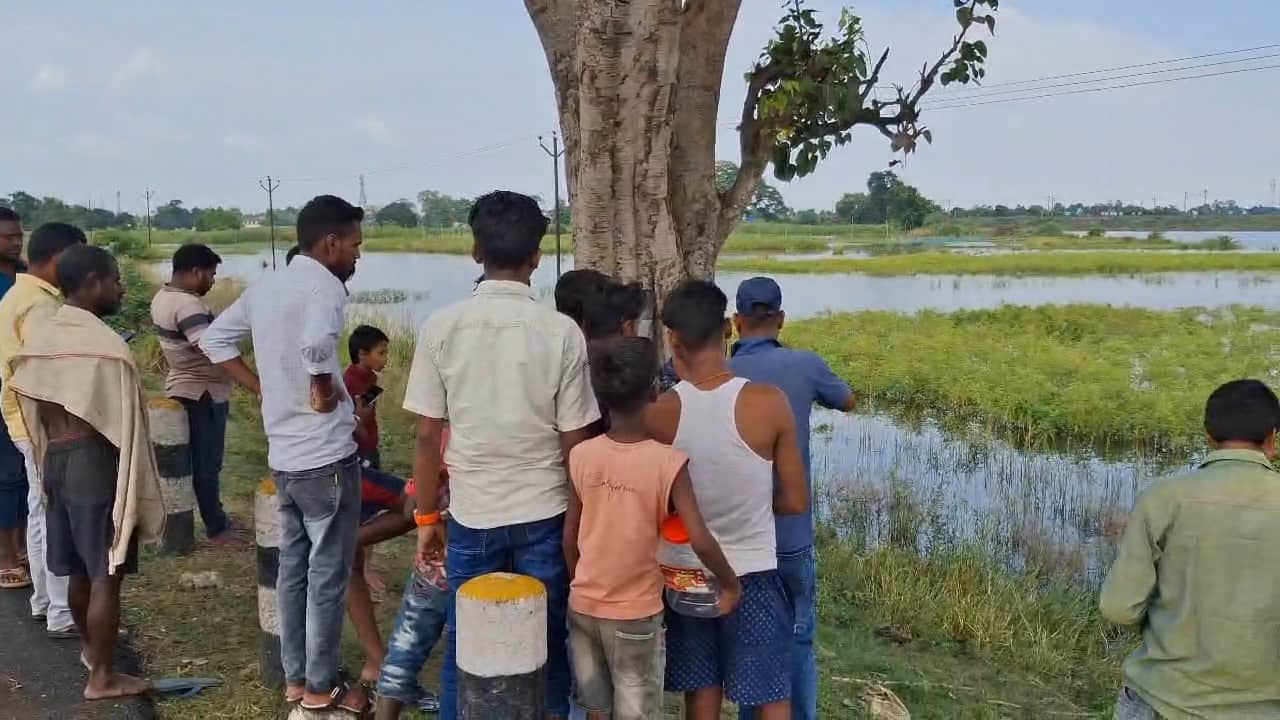 Bihar News:  घटना स्थल पर मौजूद ग्रामीण।
