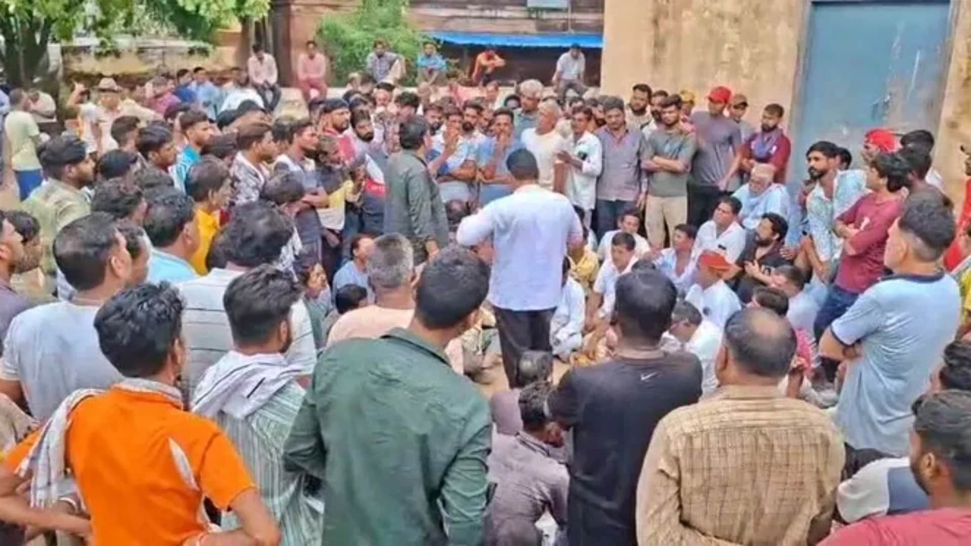 धरना-प्रदर्शन के दौरान मृतक के परिजन तथा ग्रामीण