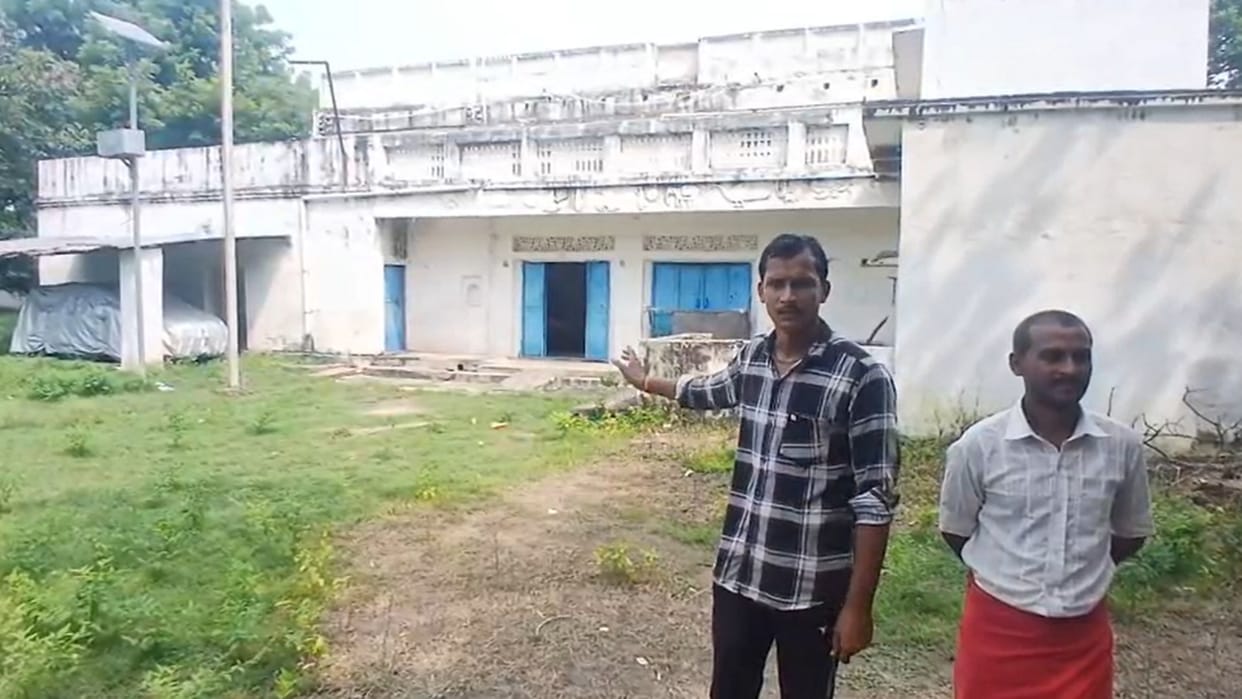 Prayagraj News Thieves broke the lock of a closed house and stole goods worth lakhs