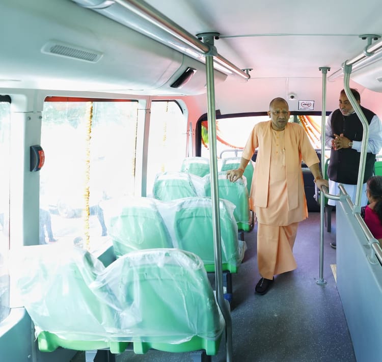 यूपी: भरे मंच पर सीएम ने परिवहन मंत्री से कहा, आप पहली बार समय पर पहुंचे हैं; अब बसें भी टाइम से चलेंगी