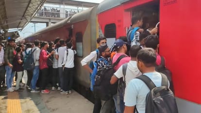 huge crowd gathered at Bareilly Junction after the PET exam