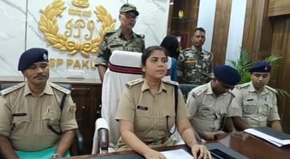 Crime News:  घटना की जानकारी देती हुई पुलिस टीम।