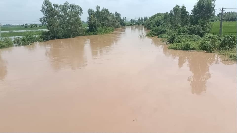 Flood in Haryana Ghaggar is taking a terrible form in Sirsa, Fatehabad and Kaithal Water is filling in village