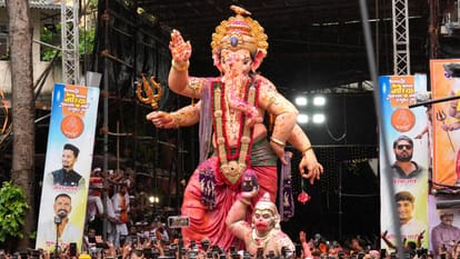 Ganesh Visarjan 2025 Updates People amid rain in Mumbai bidding farewell to Bappa with drums