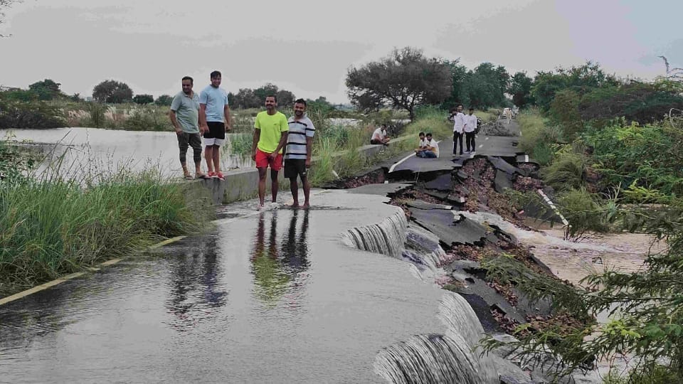 Flood in Haryana Ghaggar is taking a terrible form in Sirsa, Fatehabad and Kaithal Water is filling in village