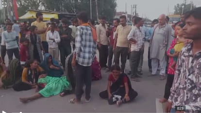 Mahoba: No trace of the youth who drowned in the pond, family members blocked the road