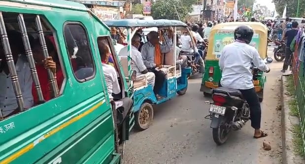 Kanpur There was a jam from Naveen Gangapul to Marhala crossroads tussle between police and  passersby