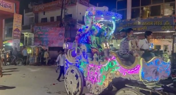 Kanpur Grand procession of Gajanan tableaus of gods and goddesses attracted people people showering flowers